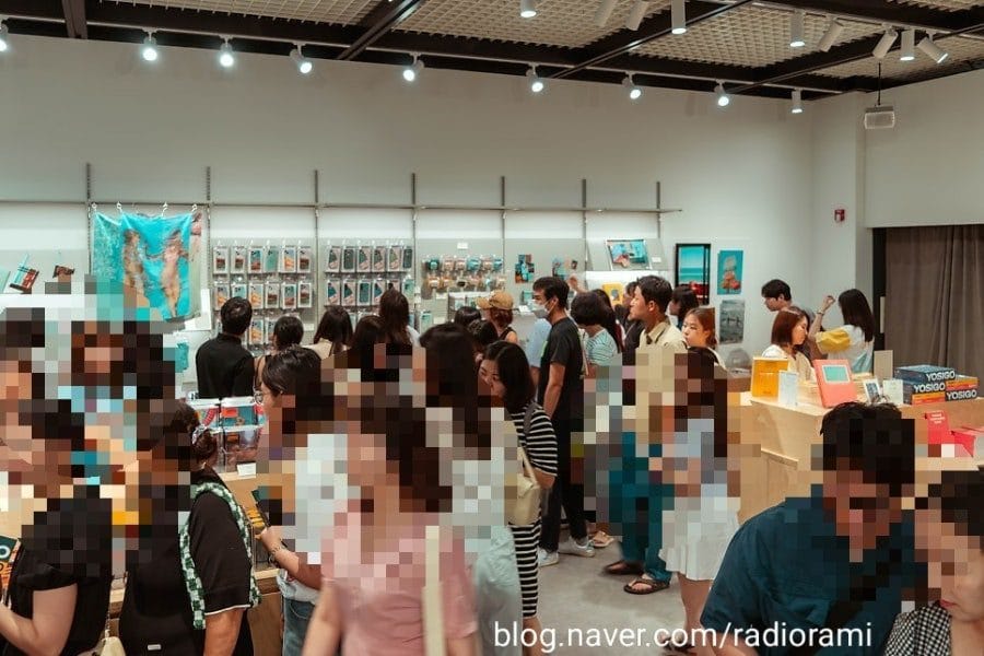 굿즈샵에서 한 40분 이상 망설임.