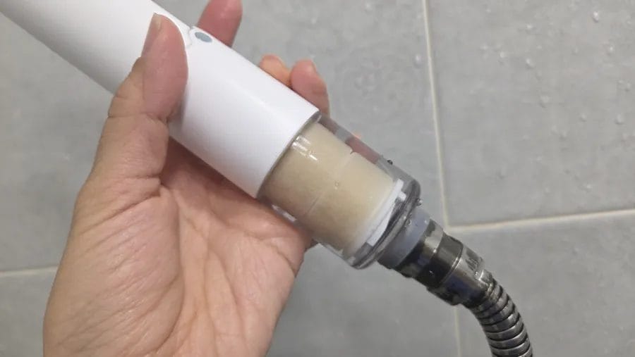 그리고 딱 두번의 샤워를 거친 후 필터색이 이렇게 변해버림.