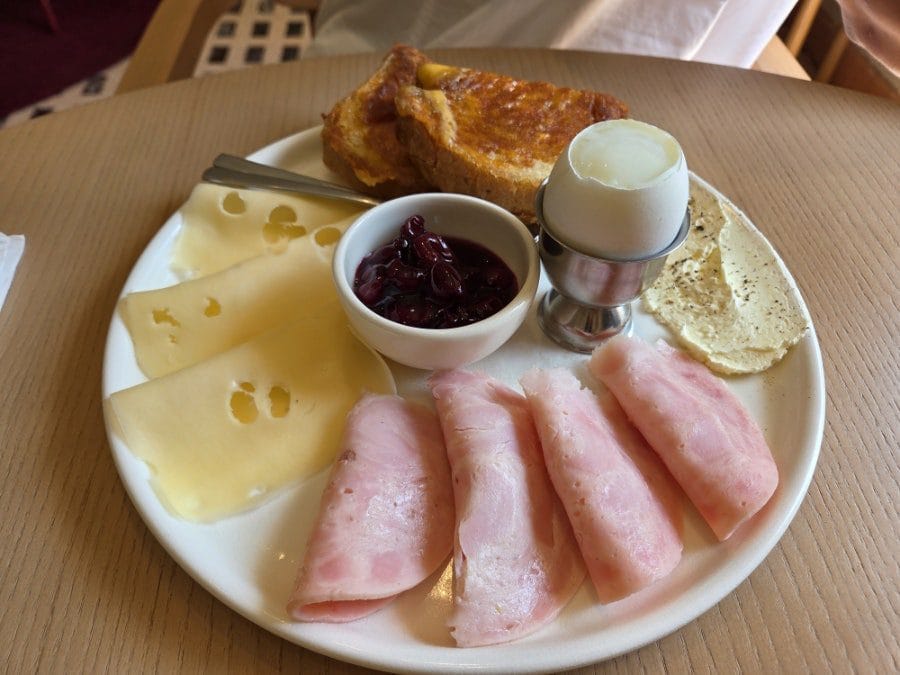 내가 시킨 메뉴. 크로와상에 베이컨과 치즈가 듬뿍. 맛 없을 수 없지요. 삶은달걀로 숙취해소.
