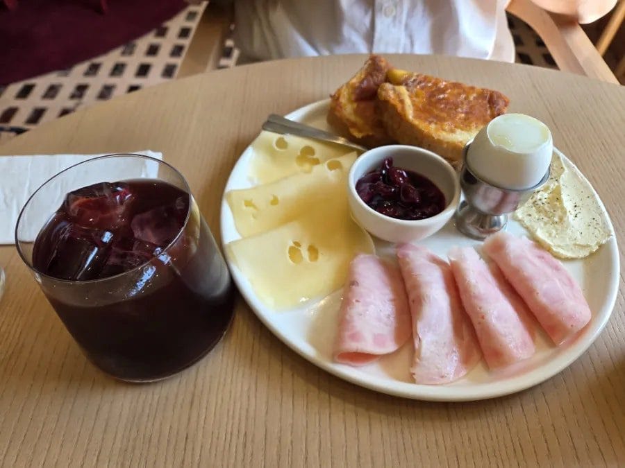 남자친구는 이런세트를 시켰다. 빵도 치즈도 블루베리잼도 다 맛있었다.