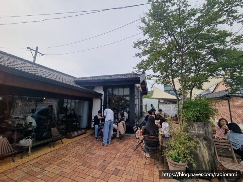 메뚜기뗴처럼 두번은 자리를 옮긴 듯?