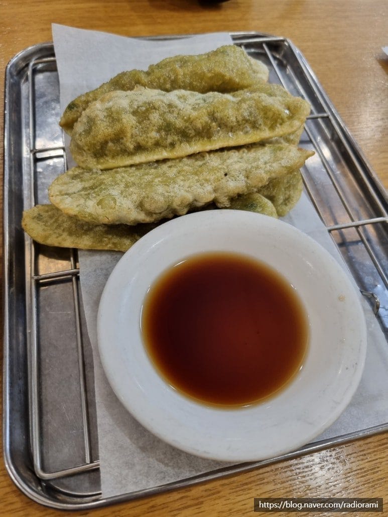 모든 국밥들이 다 이제 배춧잎 한장하는 시대에, 8,000원짜리 콩나물 국밥은 매우 소중하다.