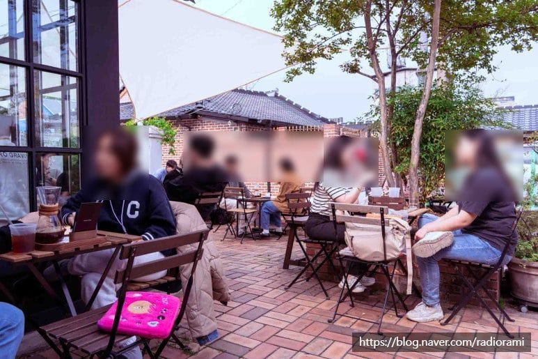 메뚜기뗴처럼 두번은 자리를 옮긴 듯?