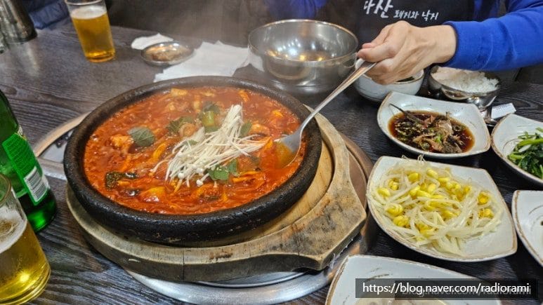 낚지볶음이 돌판에 이렇게 조리가 되어서 나온다. 반찬들도 매우 깔끔함