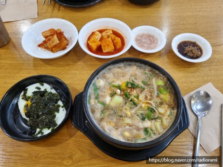 모든 국밥들이 다 이제 배춧잎 한장하는 시대에, 8,000원짜리 콩나물 국밥은 매우 소중하다.
