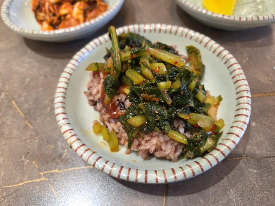 김치와 단무지 나오고