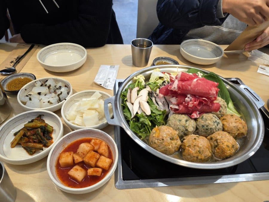 추워서 샤브샤브 먹으려다 본점이라길래 믿고 들어가본다.