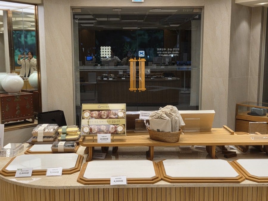 부랴부랴 준비한 떡 선물세트를 픽업하러 백년화편 방문