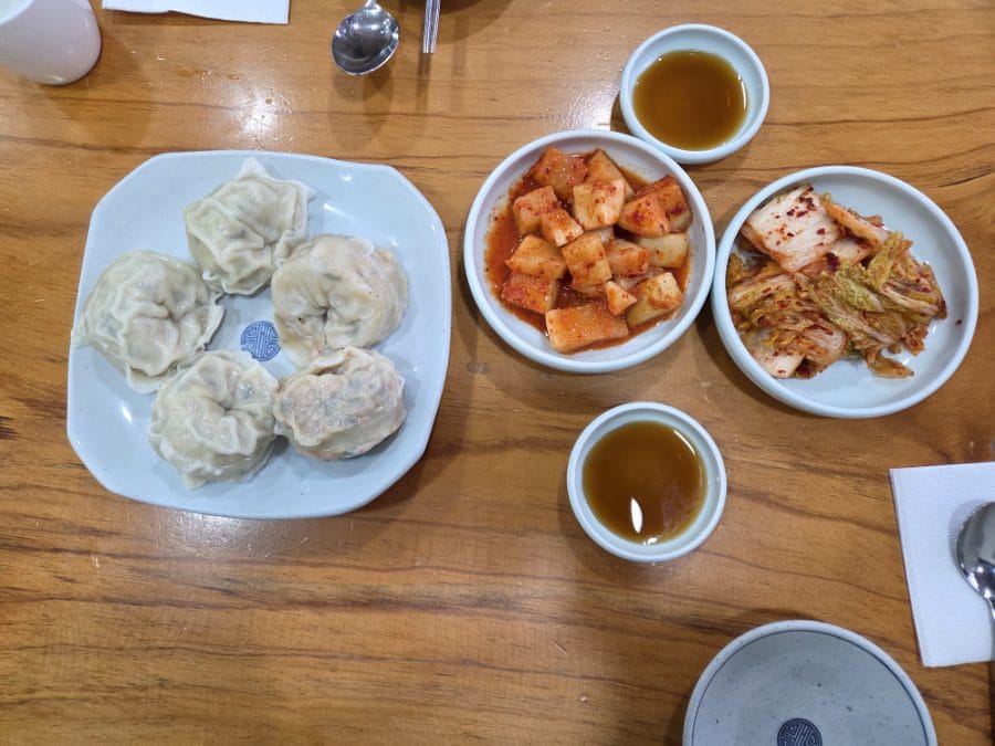사람들이 여럿 있었다. 동네에 오래된 단골 고객이 많은 음식점 느낌이 물씬남