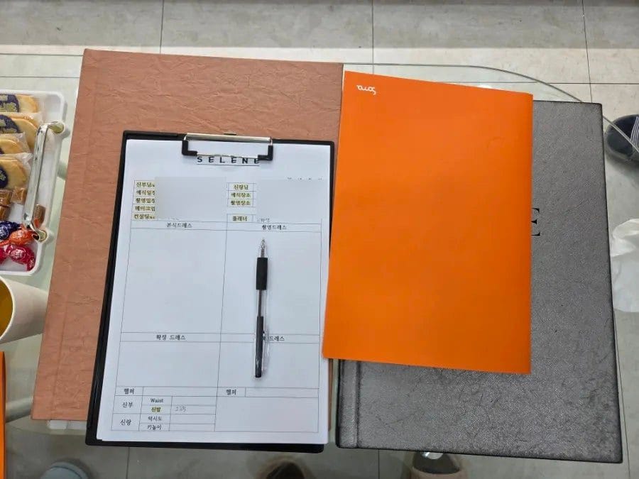 일행은 반대편 소파에 앉아서 입고 나오는 내 드레스 핏을 기록해 주었다.
