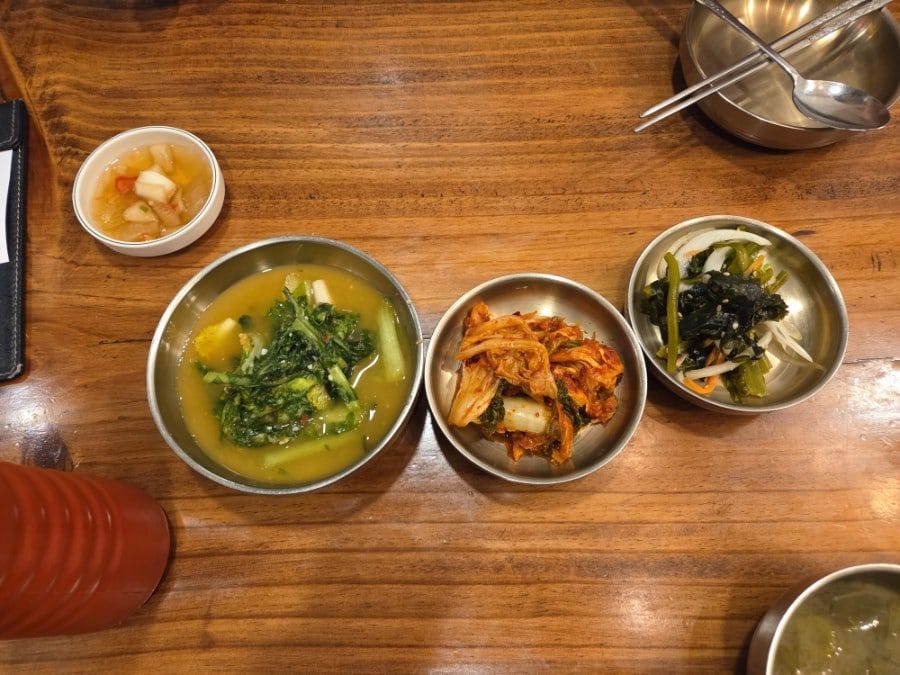 놋그릇 같은 식기들이 주는 묵직한 느낌 덕분에 대접받는 기분으로 식사를 마칠 수 있었다.(반찬 추가는 셀프)