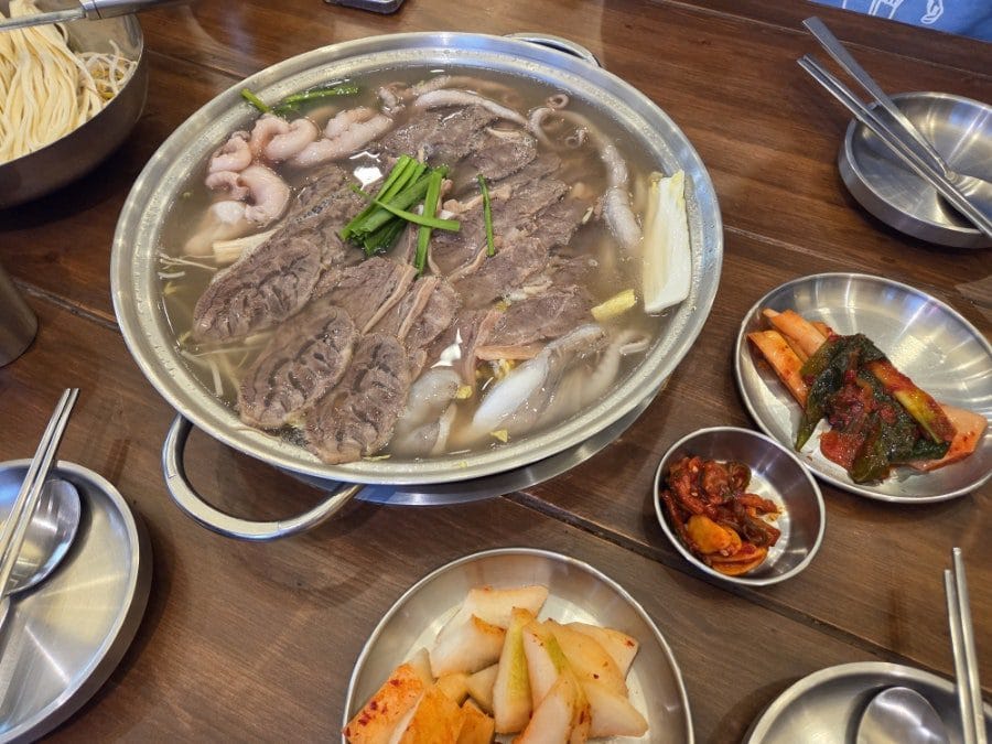 함께 차려진 김치와 깍두기, 장아찌류도 자극적이지 않고 정갈해 전골의 맛을 훌륭하게 보조해주었다.