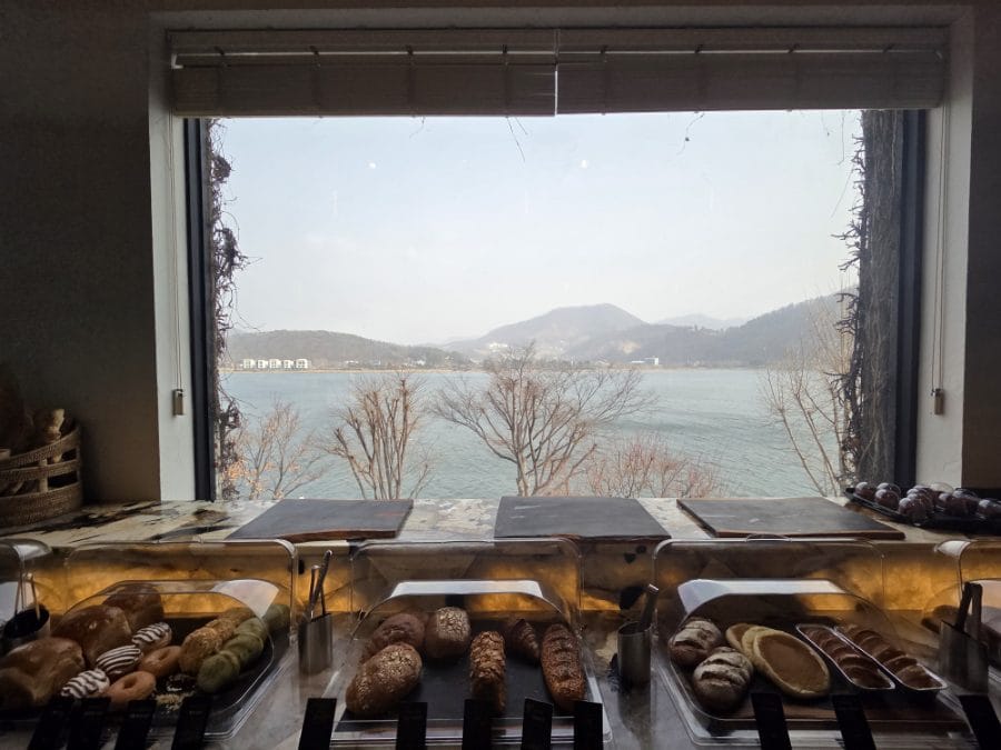 ​안으로 들어가면 일단 큼직한 샹들리에가 반겨주는데, 그보다 눈에 들어오는 건 역시 통창 너머 북한강 뷰다.