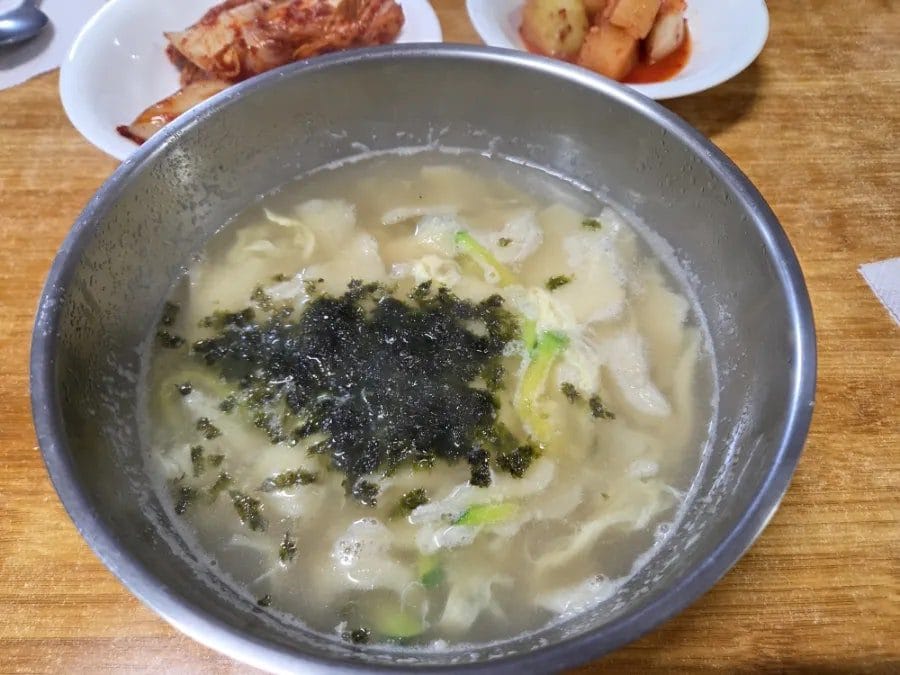 배가 고파서 뭔가 노포스런 맛집을 찾다가 수제비 맛집 발견함