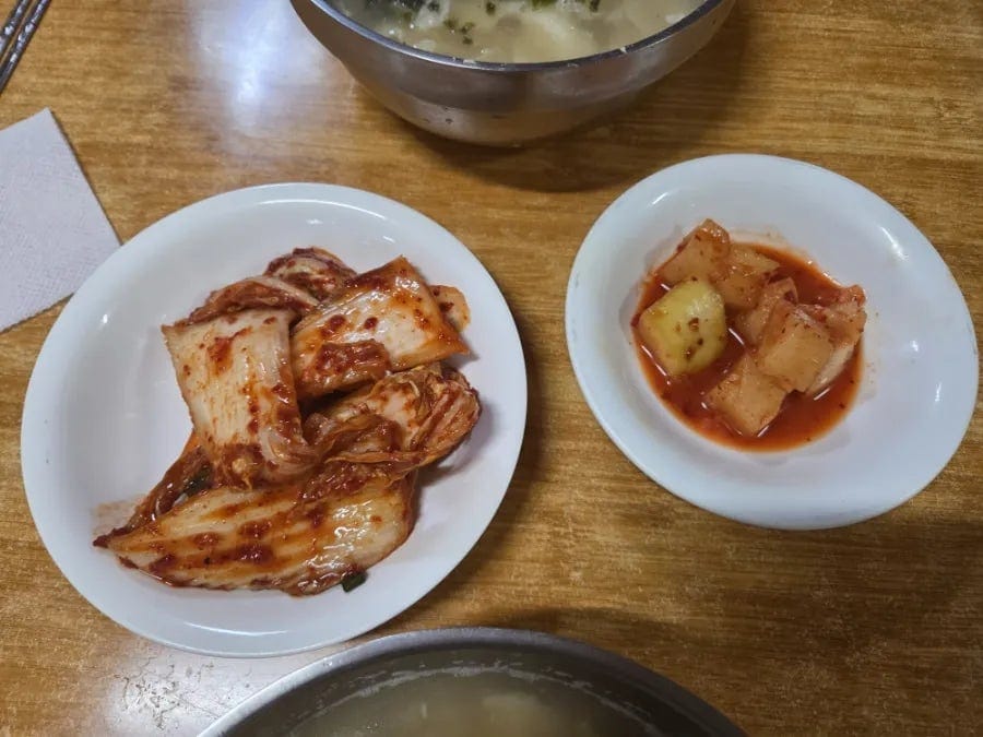 맛은 딱 생각하는 맛인데 조미료보단 멸치육수 진하게 끓인 맛..굿. 1그릇에 만원이다.