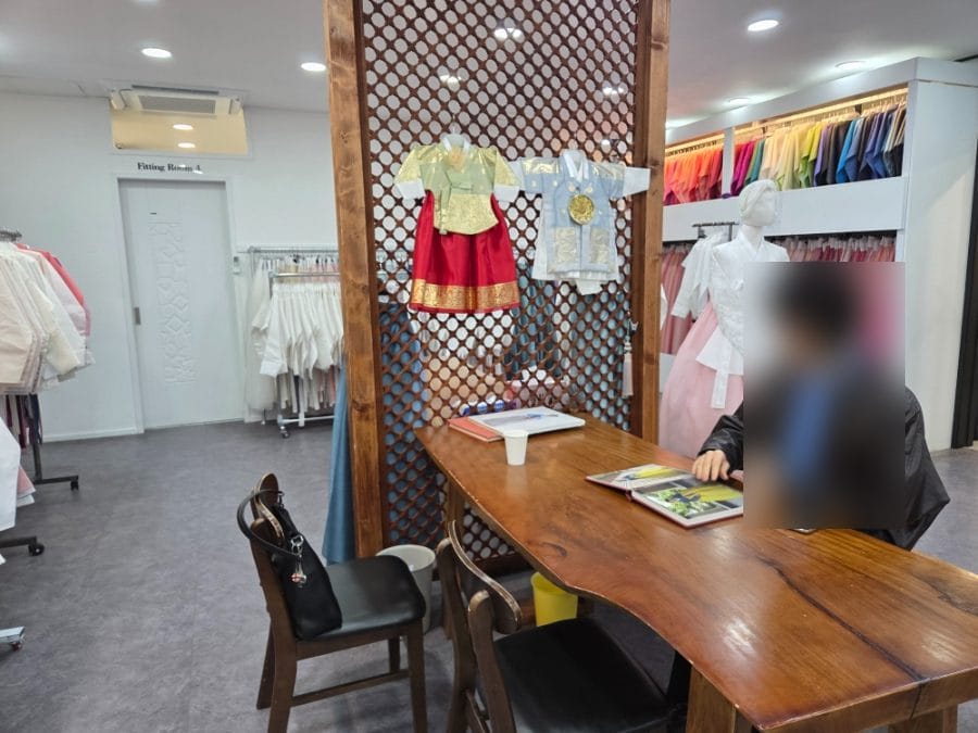 자리에 앉으니 직원분이 따뜻한 차 한 잔을 내어주신다. 둥굴레차의 구수한 향이 긴장을 녹인다. 발렛비 6천 