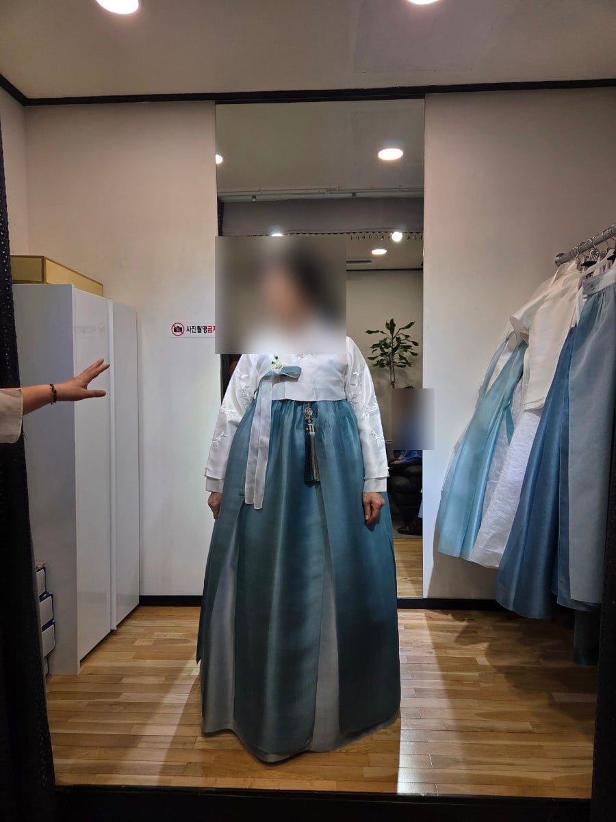 다행히 내 취향을 전하자 직원분은 노련하게 여러 벌의 치마를 가져오셨다.