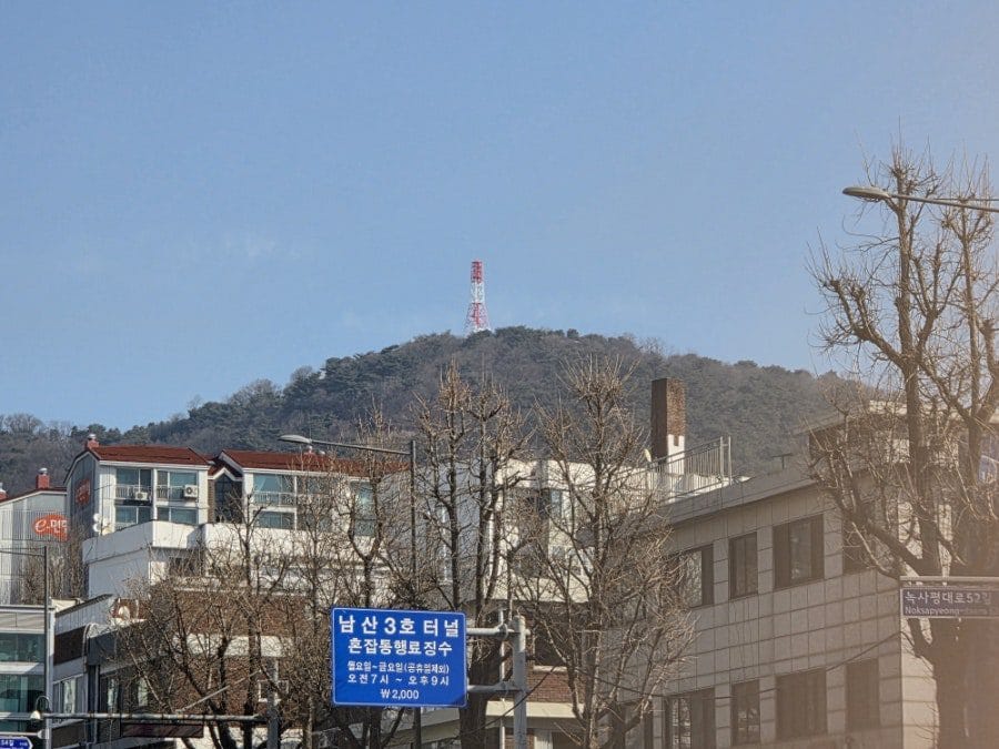 약속장소는 녹사평역 근처 유우명한 더베이커스테이블로 골랐다.