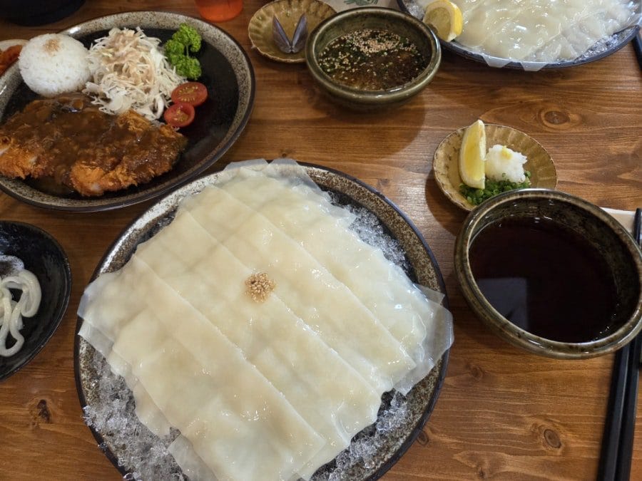 돈까스도 두툼하고 맛있음. 우동과 세트로 조합해서 먹을 수 있다.