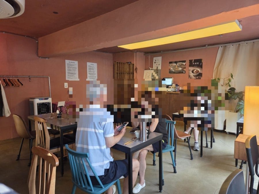 에어컨을 피해 창가자리에 앉음