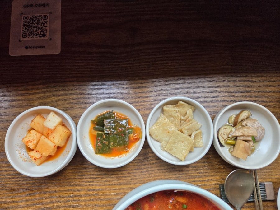 사골국밥이 메인이나 미역국 스지곰탕도 있다