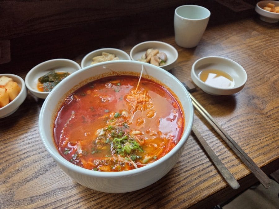 정갈한 밑반찬 맛은 쏘쏘