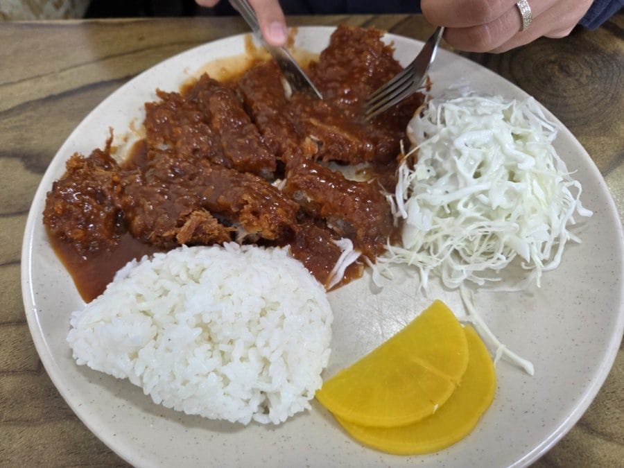 주말엔 북적였는데 이른 평일 시간은 그나마 한적해서 입장.