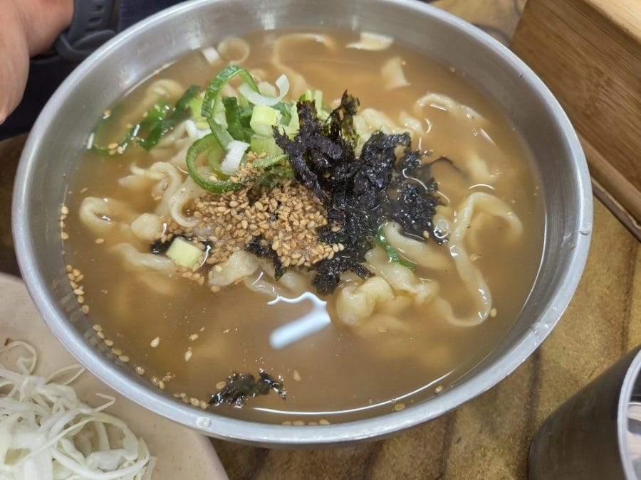 우리는 돈칼세트를 시켰다. 두툼한 돈까스 존맛탱