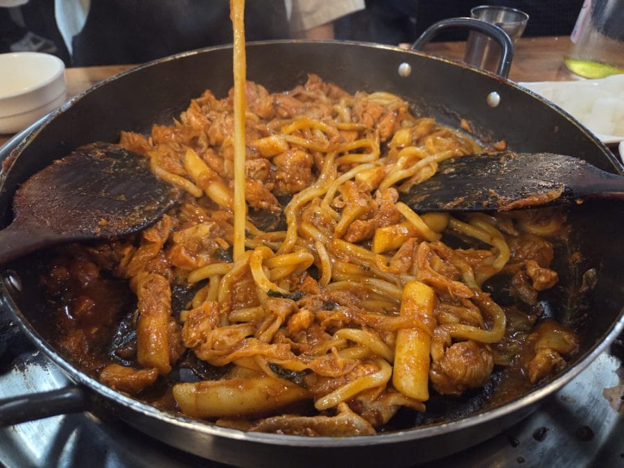 둘이서 닭갈비 2인분에+ 우동사리 추가해서 냠냠