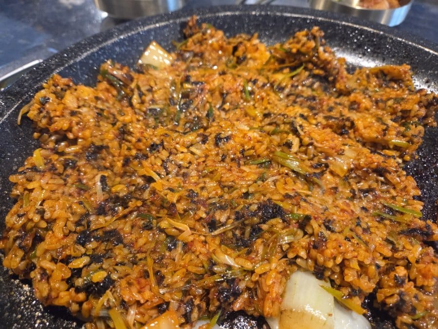 후식으론 뭐 먹을까 하다가 볶음밥 주문(4,900원). 치즈사리 추가도 가능하다(2,900원)