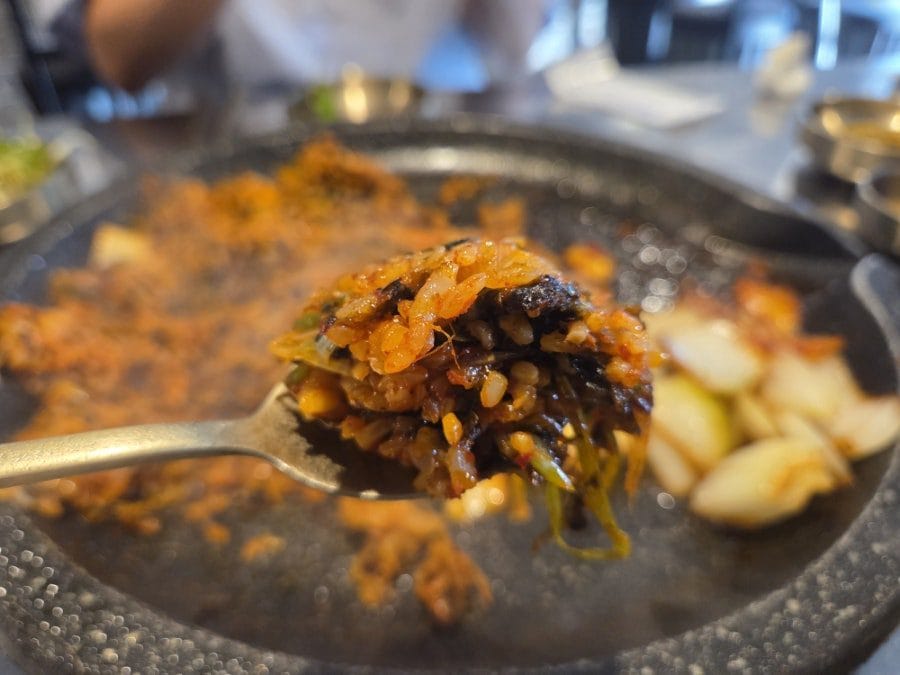 어르신 입맛이라, 치즈는 생략하고 볶음밥만 시켜보았습니다. 치지직 노릇노릇
