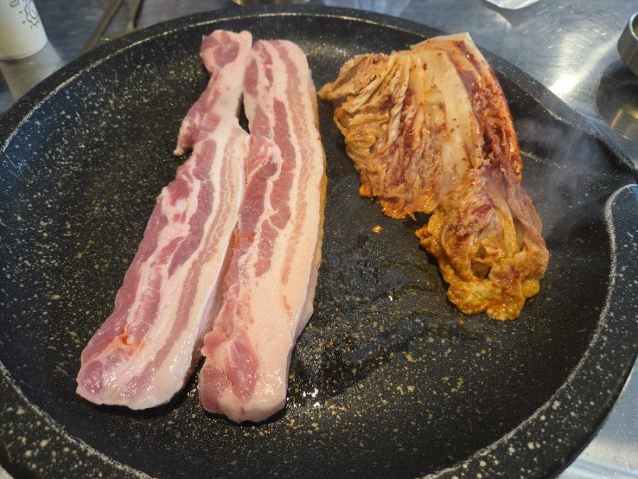 묵은지도 이렇게 같이 나오는 세트구성이다.