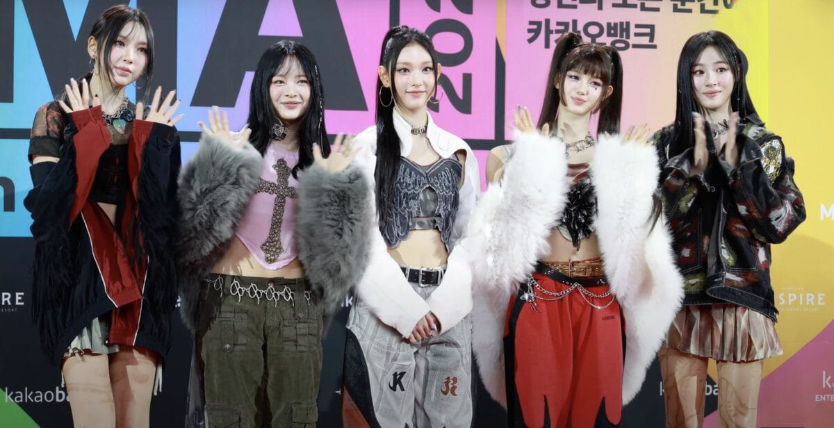 NewJeans members posed together at the 2023 Melon Music Awards